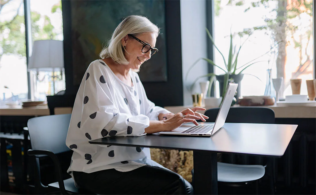 Een moeder achter een laptop uitgebeeld